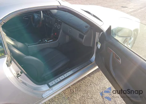 2001 Mercedes-Benz Slk 320 z USA, uszkodzony, nr VIN WDBKK65F71F210921